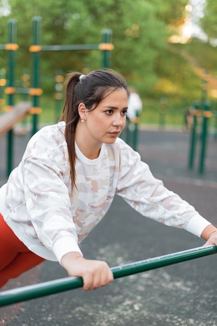 O Nas Plus-size woman in sportswear engaged in outdoor fitness activity for wellness.
